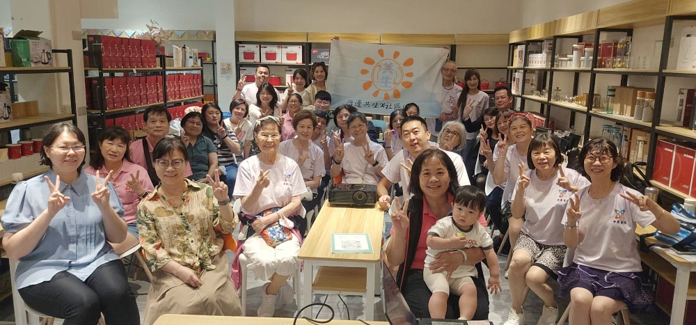 「厝邊共生、社區同心」 社區共生鏈計畫登場 1 ▲參加單位大合照-大樹醫藥、歐莉芙療心芳療、蓓姿媞體雕衣、欣欣寶貝屋托嬰中心、陳宏桂經絡推拿所、顧家社宅、新北市香柏樹樂齡關懷協會、SO HOME複合式餐飲暨展示中心、佳丰品企業。
