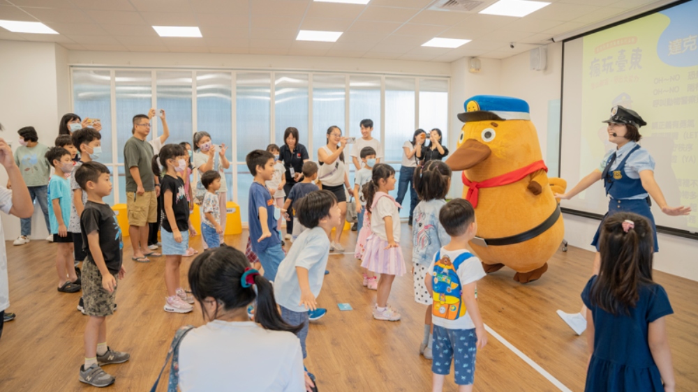 達克比出任務 教育博覽會開跑!邀親子家庭 感受臺東山海人文交織的教育魅力 2 ▲現場親子家庭共享歡樂的說故事時光。