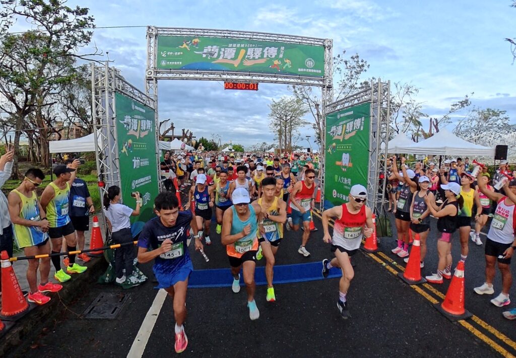 第二屆蘭潭驛傳接力賽熱力開跑 82隊跑團環潭公路競速比高下 1 11407222