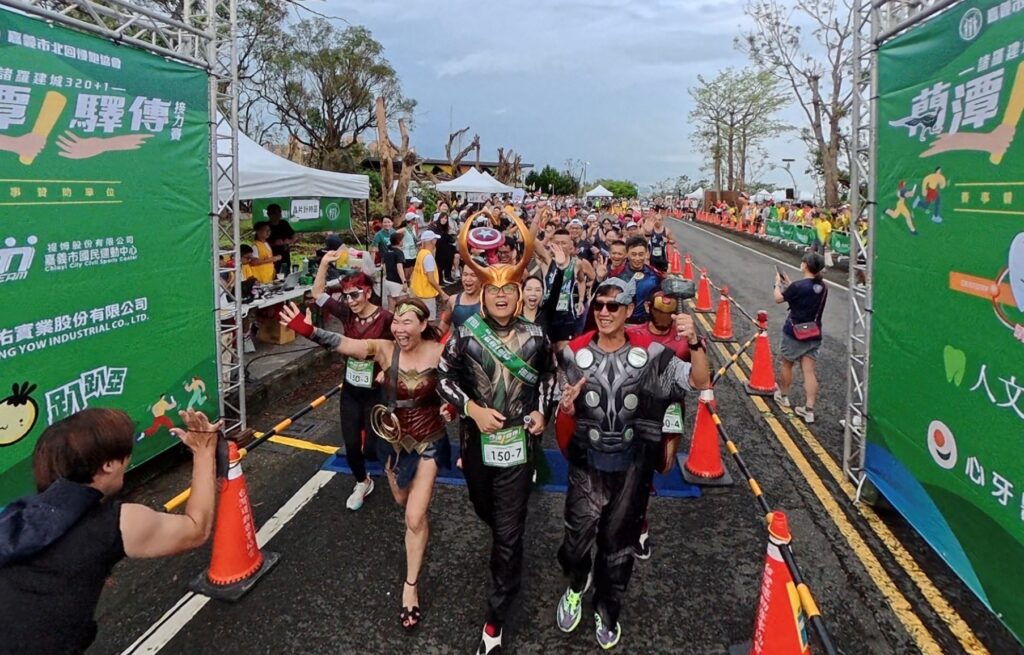 第二屆蘭潭驛傳接力賽熱力開跑 82隊跑團環潭公路競速比高下 2 114072221