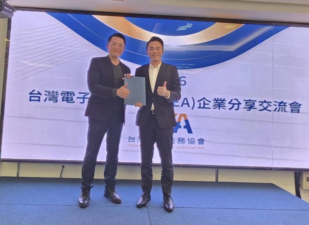 羅允俊理事長領軍!「台灣電子商務協會」匯聚物流、資金、流量三大引擎助企轉型 台灣電子商務協會理事長羅允俊(圖左)代表協會致贈紀念禮品予中小企業信用保證基金總經理郭裕信(圖右)。(記者 趙靜姸攝)