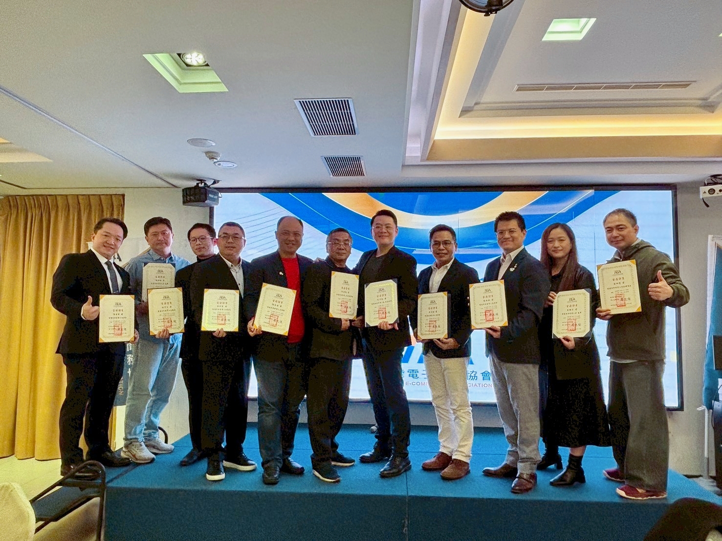 羅允俊理事長領軍!「台灣電子商務協會」匯聚物流、資金、流量三大引擎助企轉型 「台灣電子商務協會」理事長羅允俊(右五)與新任理監事合影。(圖/台灣電子商務協會提供)