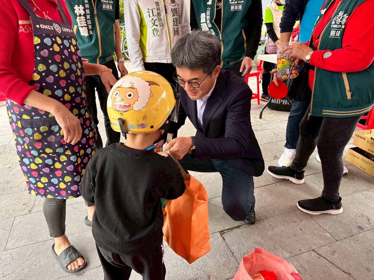 17年不間斷寒冬送暖 劉建國攜書法名家捐發票送春聯 17年不間斷寒冬送暖 劉建國攜書法名家捐發票送春聯