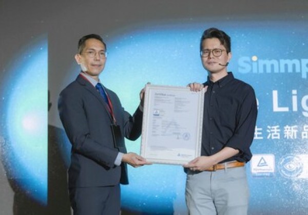 日常護眼升級:Simmpo抗藍光保護貼獲德國萊因80%藍光衰減認證 日常護眼升級:Simmpo抗藍光保護貼獲德國萊因80%藍光衰減認證