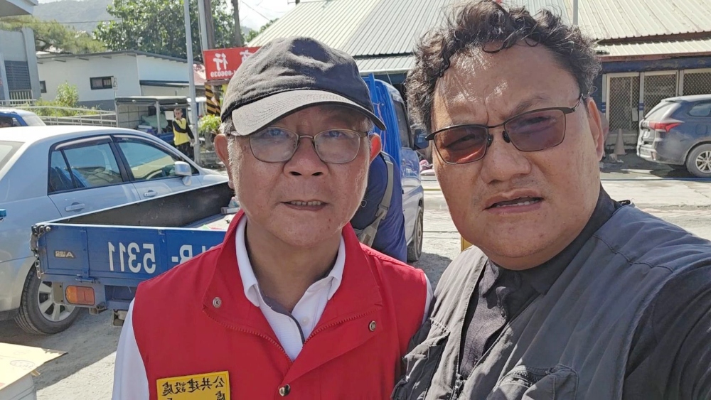 不分宗教群體 用愛全力支援光復 1 圖▲中原大學副教授魯瑪夫博士(右)前進災區關懷。