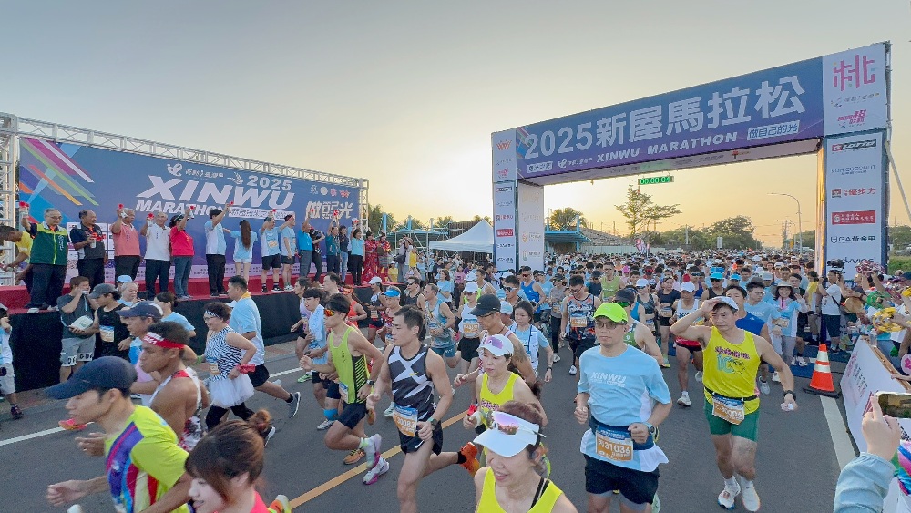 新屋馬獲國際認證 與熊本草莓馬締結「鵝莓派」友誼 1 圖▲由桃園市副市長蘇俊賓親臨鳴槍起跑。(圖/桃園市新屋區體育會提供)