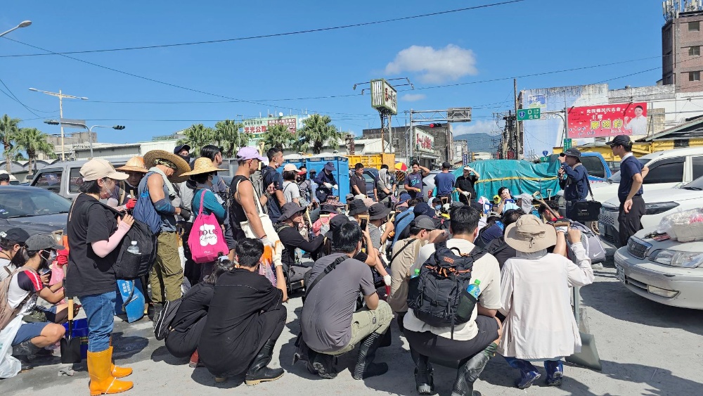 不分宗教群體 用愛全力支援光復 2 圖▲魯瑪夫博士帶著團隊赴災區探視。