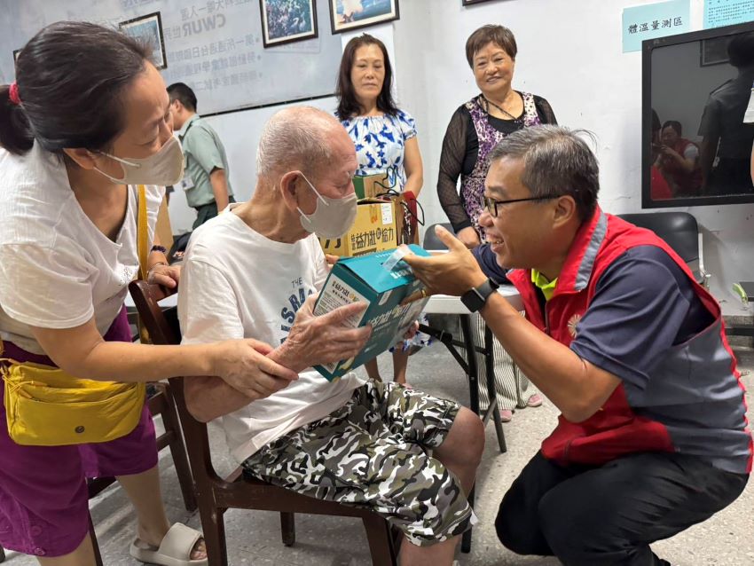 關懷慰問退舍榮民長輩 新北榮偕後指部秋節送暖 2 《圖說》李毓錫副處長(右)代表榮服處致贈秋節禮盒,並提前預祝長輩們秋節愉快。〈新北榮提供〉