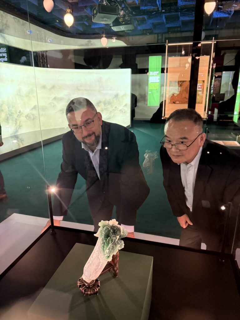 「故宮國寶」可以變成政治籌碼? 對故宮文物海外展覽策略深刻反思 2 %E6%95%85%E5%AE%AE%E8%95%AD%E5%AE%97%E7%85%8C%E9%99%A2%E9%95%B7%E5%8F%B3%E8%88%87%E6%8D%B7%E5%85%8B%E5%9C%8B%E5%AE%B6%E5%8D%9A%E7%89%A9%E9%A4%A8%E7%B8%BD%E9%A4%A8%E9%95%B7%E7%9B%A7%E5%8D%A1%E5%85%B6%E5%B7%A6%E6%AC%A3%E8%B3%9E%E7%BF%A0%E7%8E%89%E7%99%BD%E8%8F%9C