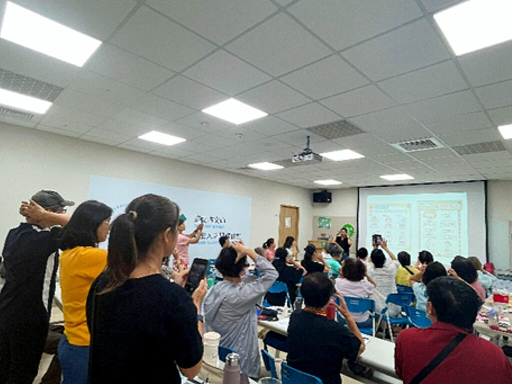 年齡不是句點 文山據點陪伴長者展開第二人生 專心跟上講師步伐,吸收滿滿新知。(圖/文山銀髮人才服務據點 提供)