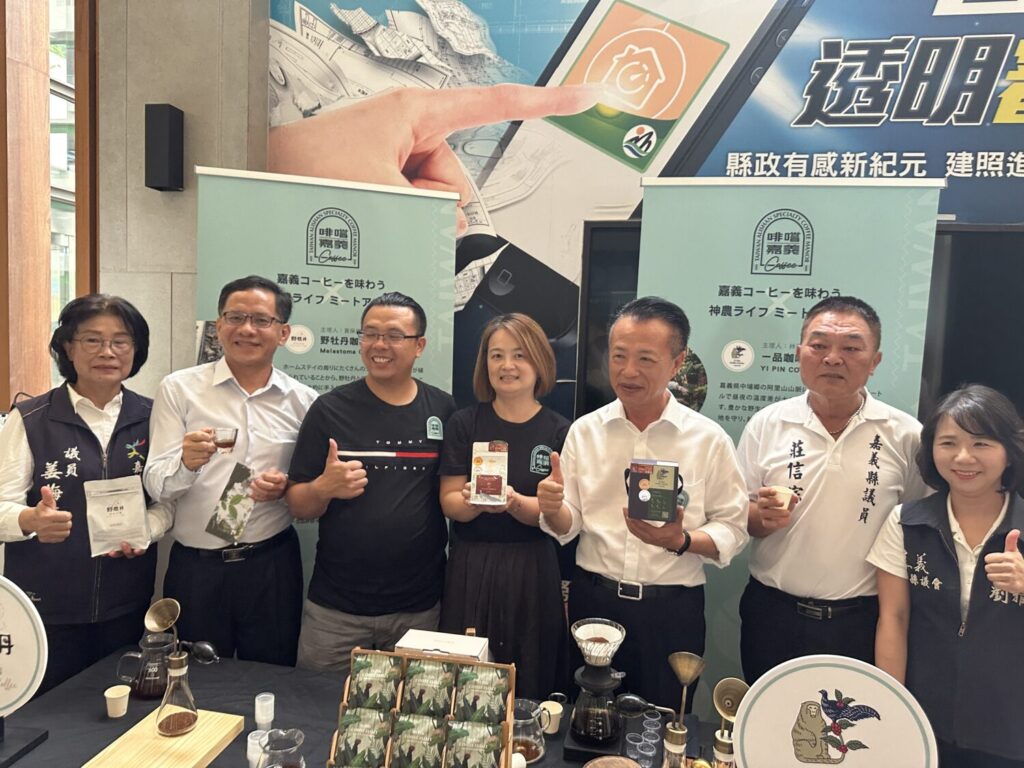 嘉義縣精品咖啡進軍大阪 「啡嚐嘉義」聯手神農生活拓展關西市場 | 索引新聞 INDEX News 嘉義縣長與業者共同推廣啡嚐嘉義咖啡。(圖/嘉義縣政府 提供)