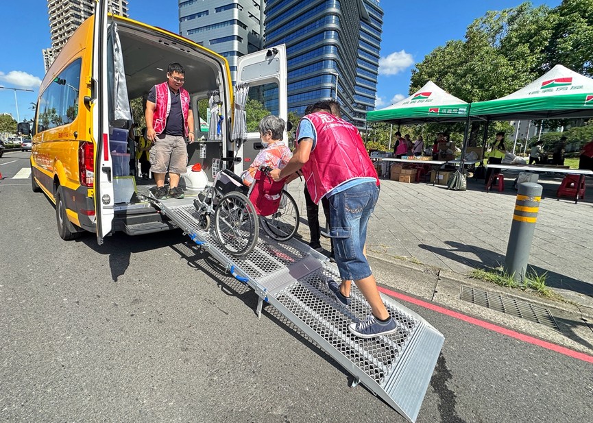 無障礙運輸公益接送 伴長照家庭野餐趣 北台灣無障礙運輸產業工會司機擔任志工,接送長照家庭往返活動現場。(圖/北台灣無障礙運輸產業工會 提供)