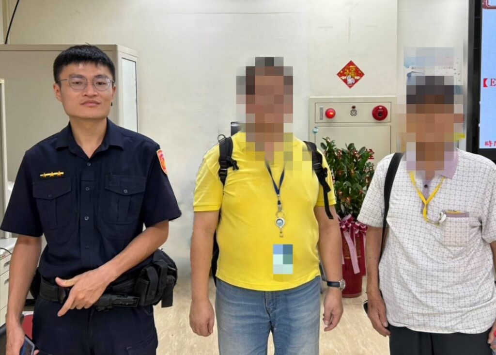 老翁搭公車過站未下又折返 南港暖警協助返家團圓! | 索引新聞 INDEX News 老翁及家屬感謝員警協助。(圖/記者薛秀蓮 翻攝)