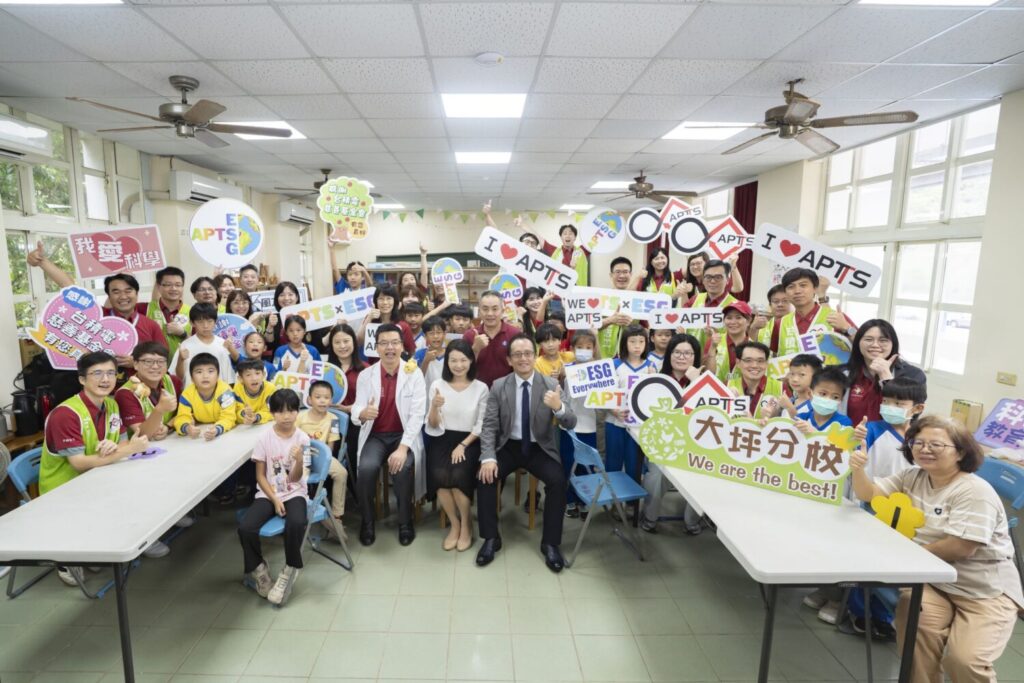 台積電竹南廠志工走進三灣國小大坪分校 以風電教學帶領學童樂學科普 台積電慈善基金會與台積志工團隊教導偏鄉學子做實驗學科普。(圖/台積電慈善基金會 提供)