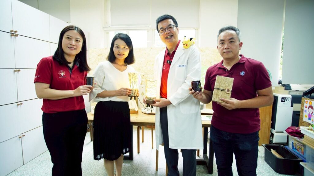 台積電竹南廠志工走進三灣國小大坪分校 以風電教學帶領學童樂學科普 三灣國小校長陳美君(左二)將學生手作木工贈與台積電先進封裝技術暨服務副總經理何軍,感謝台積電對學校的協助。(圖/台積電慈善基金會 提供)