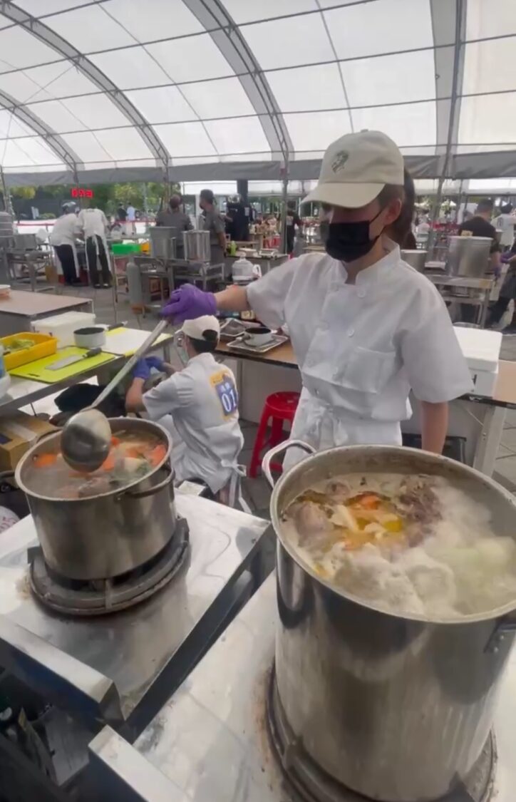 年輕世代的勝利!「好食圓滿」琳賽瞞母參賽奪清燉組金牌 淚灑舞台圓夢! | 索引新聞 INDEX News 琳賽堅持親手掌杓,以火候精準與用心細節打造完美湯頭,展現年輕廚師的專業實力與對傳統料理的敬意。(圖/好食圓滿 提供)