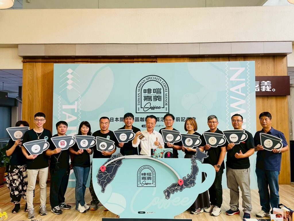 嘉義縣精品咖啡進軍大阪 「啡嚐嘉義」聯手神農生活拓展關西市場 | 索引新聞 INDEX News 嘉義縣翁章梁縣長攜手啡嚐嘉義業者赴日本關西推廣精品咖啡。(圖/嘉義縣政府 提供)