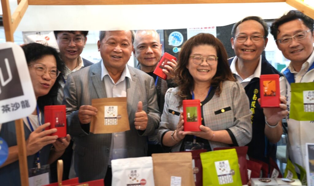 南投「點點投」平台啟用 打造地方數位共創新模式 | 索引新聞 INDEX News 副縣長王瑞德與參與店家合影,共同推廣點點投計畫。(圖/主辦單位 提供)