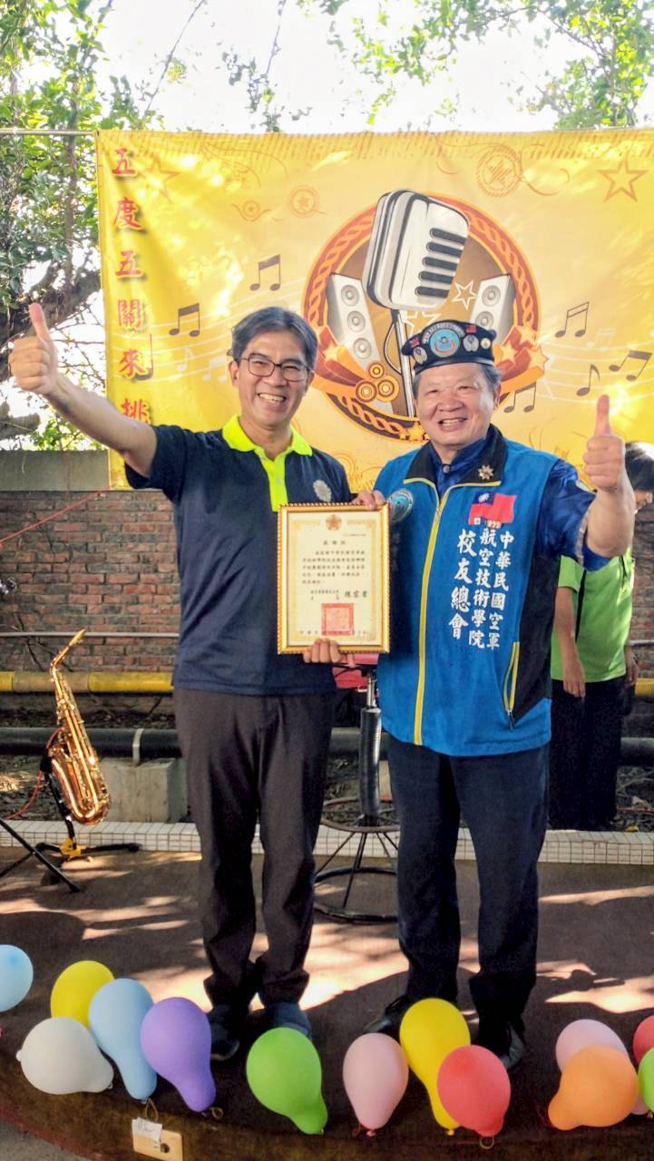 「空航技校友總會」偕「常士校友會」中秋公益佳里榮家 | 索引新聞 INDEX News 廖總會長表示:他自己和胡瑞忠先後為榮民楷模,攜手公益,義不容辭,反饋服務榮民,不負國家之栽培。(圖/空航技校友總會 提供)