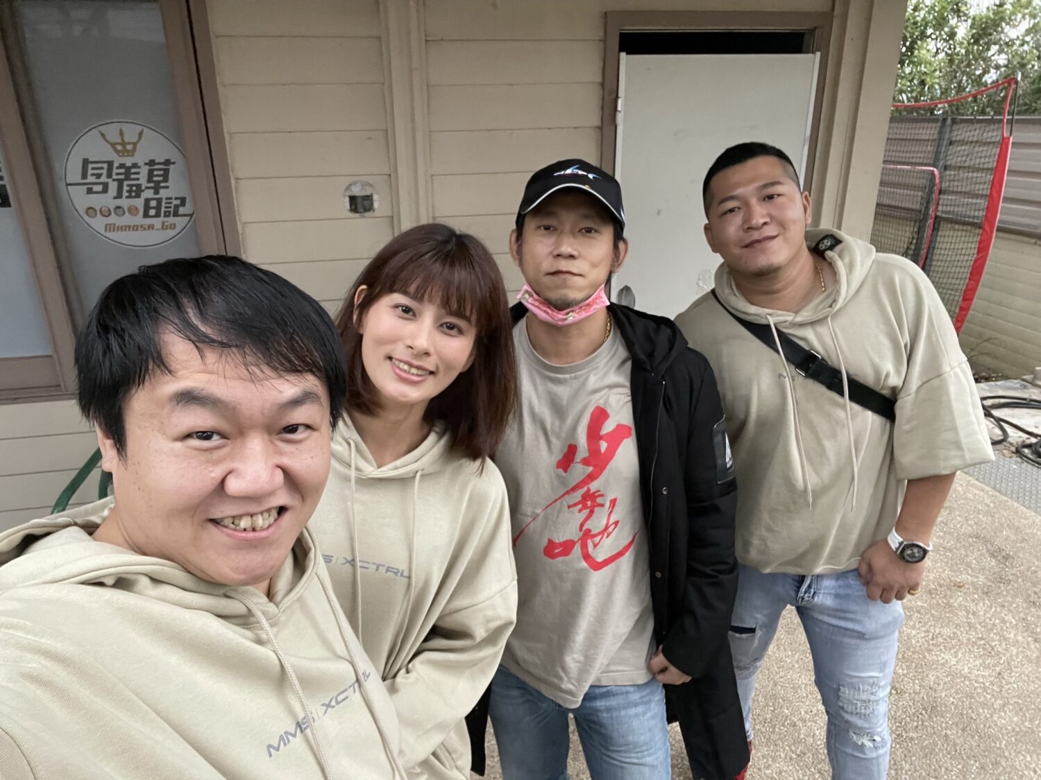 影壇痛失巨星 英雄身影不再!《好小子》顏正國瀟灑轉身劃句點! | 索引新聞 INDEX News (右二)顏正國、草爺及友人經常談起公益關懷。(記者/司徒 攝)