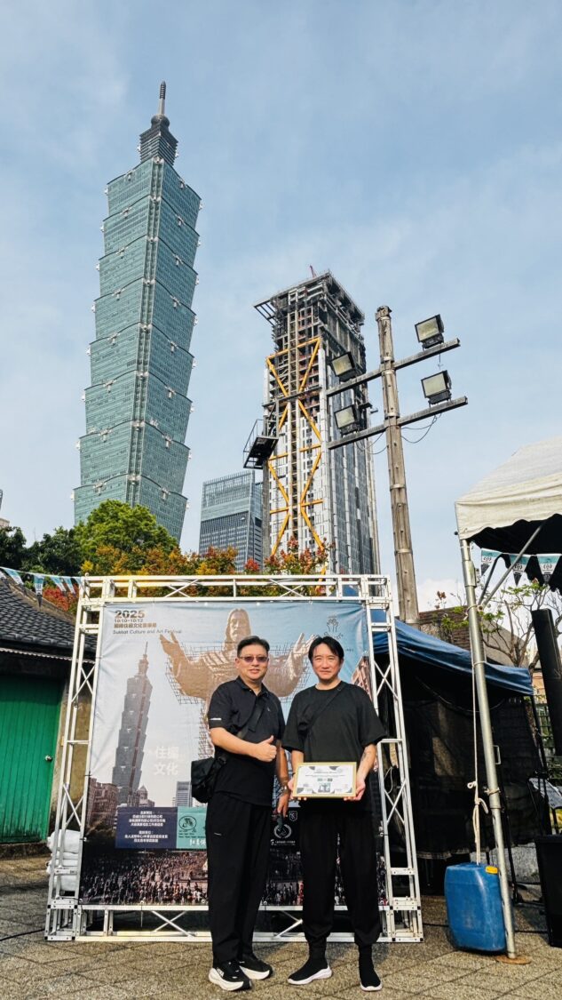 「2025國際住棚文化藝術節」透過AI音樂創作為花蓮祈福 | 索引新聞 INDEX News 台灣未來教育研究學會理事長張楷文(右)與CKFF國度影展執行長黃頌揚(左)。(圖/大衛異象電影工作者協會 提供)