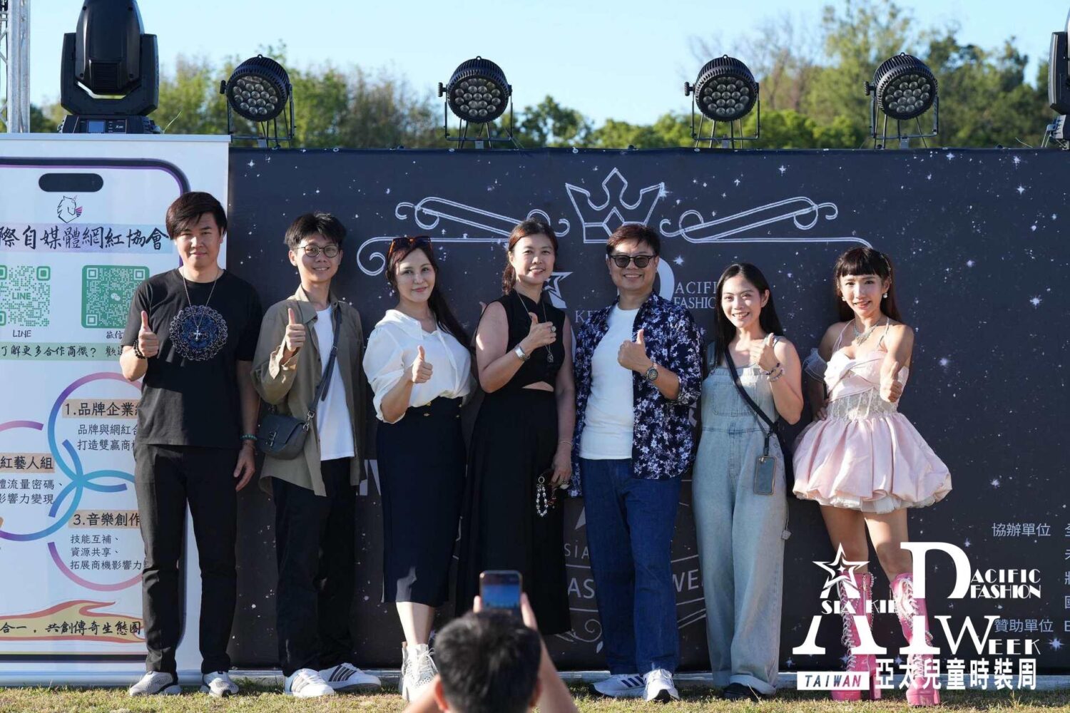 全球矚目的童星伸展舞台「2025亞太兒童時裝周 × 亞洲少兒模特台灣大賽」正式啟動 | 索引新聞 INDEX News 星童萌藝術團創辦人王雅美(中)表示:亞太兒童時裝周不僅是展示平台,更是培養未來時尚創造者的搖籃。(圖/星童萌藝術團 提供)