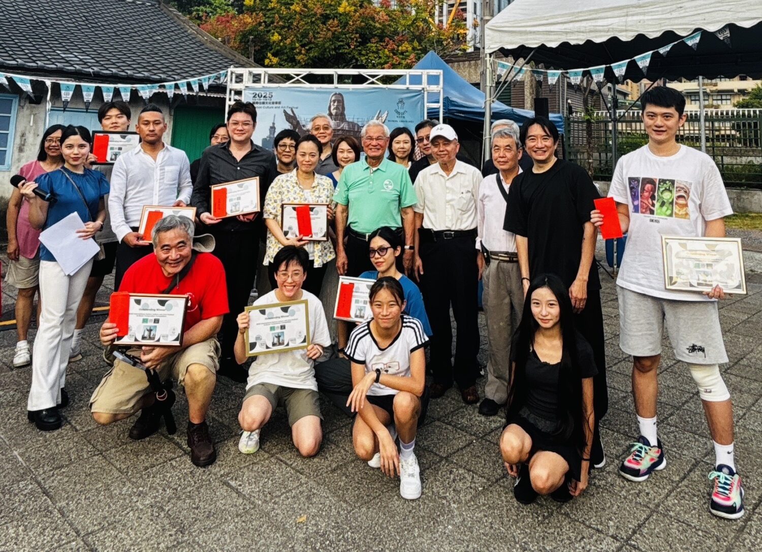 「2025國際住棚文化藝術節」透過AI音樂創作為花蓮祈福 | 索引新聞 INDEX News 國際住棚節AI音樂創作大賽主辦單位與所有得獎作品創作者大合照。(圖/大衛異象電影工作者協會 提供)