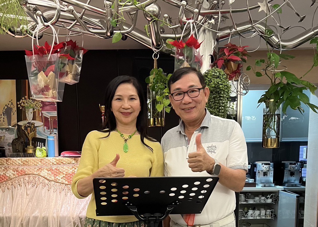 風華再現「台北歌舞餐廳秀」週六首登場 火金姑、小百合聯手打造黃金年代經典之夜 | 索引新聞 INDEX News 「金仲歌王」邱火金(火金姑,右)以道地台語金曲與綜藝功力領軍、與美聲歌后小百合(周玥綺)壓軸,時光重返餐廳秀時代。(記者包克明 翻攝)