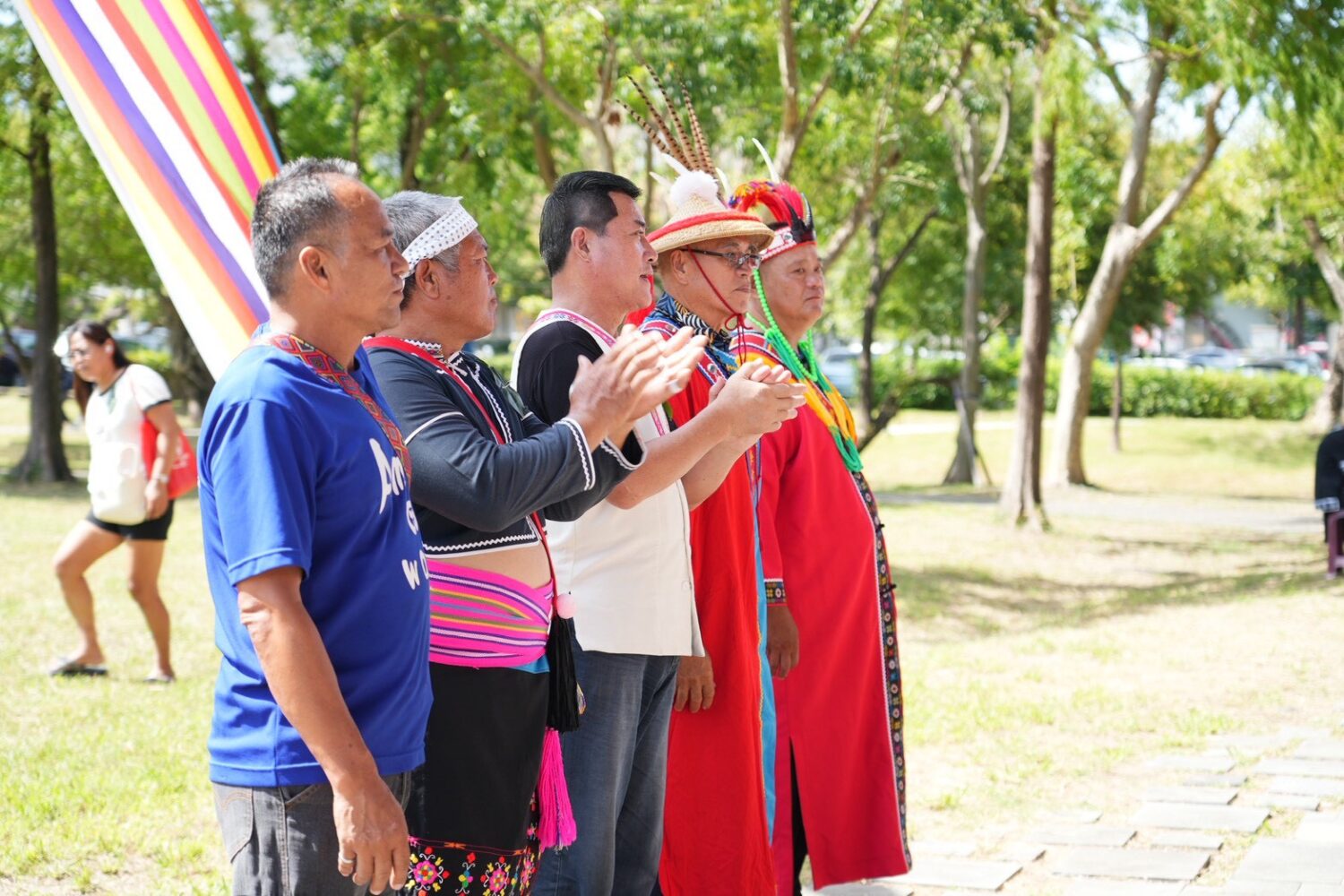 2025宜蘭縣都會區「聯合豐年舞祭」登場 黃仁:文化是族人最強大的療癒力量 | 索引新聞 INDEX News 黃仁和長老一起參與Mitolon祈福祭儀。(圖/黃仁國會辦公室)