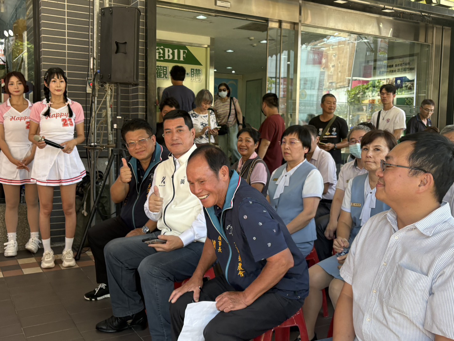 「長濱金剛紅不浪」雜糧季展售會熱鬧登場 黃仁現身力邀共享家鄉好味道 | 索引新聞 INDEX News 「長濱金剛紅不浪」雜糧季展售會在板橋活力超市前廣場開幕,黃仁現身力挺家鄉農產品,並邀請民眾一同感受東海岸的豐饒與熱情。(圖/黃仁國會辦公室)