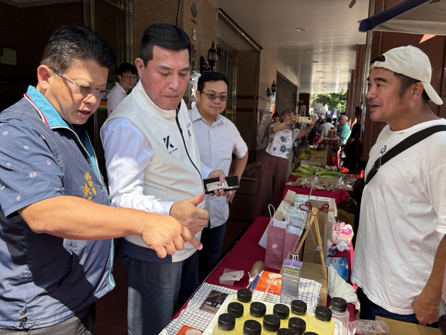 「長濱金剛紅不浪」雜糧季展售會熱鬧登場 黃仁現身力邀共享家鄉好味道 | 索引新聞 INDEX News 讚!黃仁親自引導體驗並推崇來自台東長濱家鄉的各類農特產品。(圖/黃仁國會辦公室)