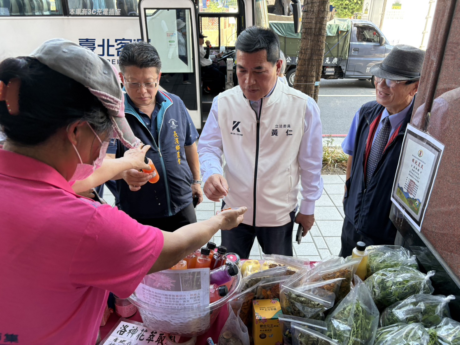 「長濱金剛紅不浪」雜糧季展售會熱鬧登場 黃仁現身力邀共享家鄉好味道 | 索引新聞 INDEX News 黃仁驚喜現身,受到參加展售的家鄉原住民族人熱情歡迎。(圖/黃仁國會辦公室)