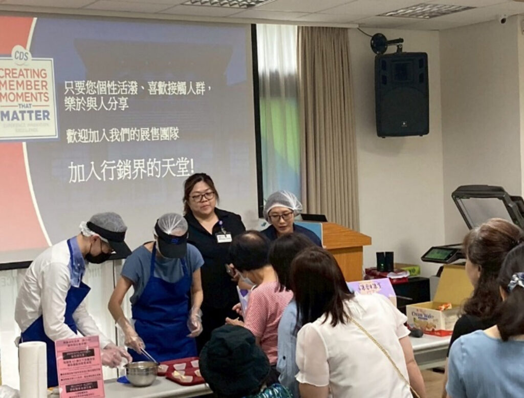 把人生翻到下一頁 南港銀髮據點打造熟齡職涯新方向 情境互動式產品推廣職務說明。(圖/南港銀髮人才服務據點 提供)