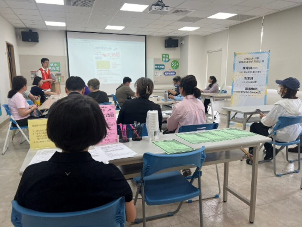 年齡不是句點 文山據點陪伴長者展開第二人生 專心聆聽企業介紹,掌握第一手職缺資訊。(圖/文山銀髮人才服務據點 提供)