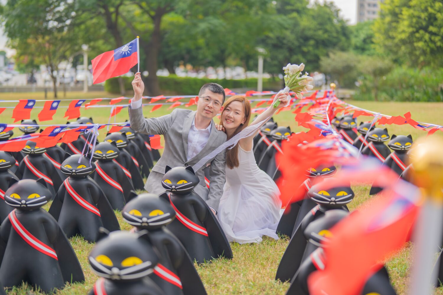 桃園最萌國慶登場!70隻黑貓整隊升旗成焦點 打造最可愛打卡城 | 索引新聞 INDEX News 有新人拍婚紗照巧遇「國慶黑貓」,開心大喊是「喜上加喜」。(記者翻攝)