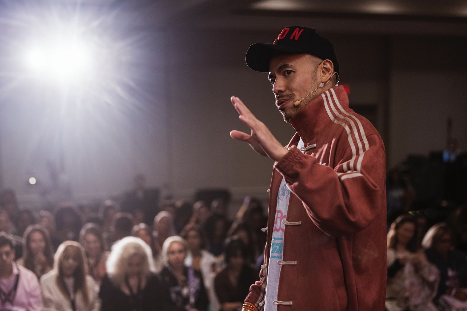 阿卡莎納 赴美開課獲國際唱片公司經紀邀約將成為國際歌手身份 | 索引新聞 INDEX News 百萬網紅阿卡莎納過去從害羞講師到國際講者,如今跨界挑戰⾳樂舞台,現在正在美國洛杉磯幫助各國學員上“顯化奇蹟”課程。(圖/阿卡莎納 提供)