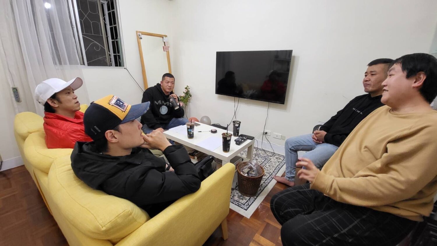 影壇痛失巨星 英雄身影不再!《好小子》顏正國瀟灑轉身劃句點! | 索引新聞 INDEX News (紅衣為)顏正國為公益微電影進行會議。(記者/司徒 攝)