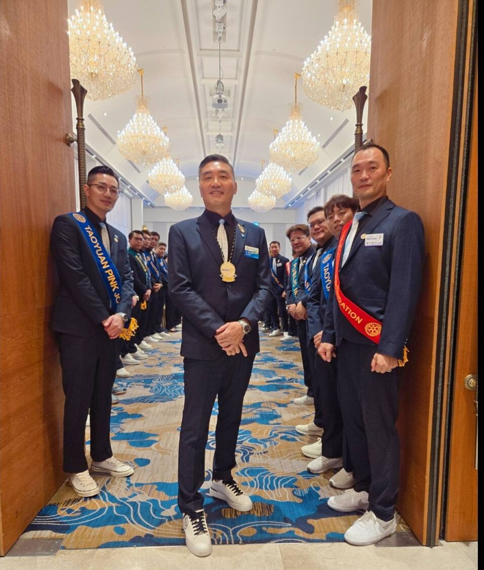 品酒扶輪社四週年授證慶典盛大登場 社長張智淵領軍傳遞服務與喜悅精神 | 索引新聞 INDEX News 「品酒扶輪社」在社長張智淵(圖中)的帶領下,展現社團向心力與社會影響力。(記者 趙靜姸攝)