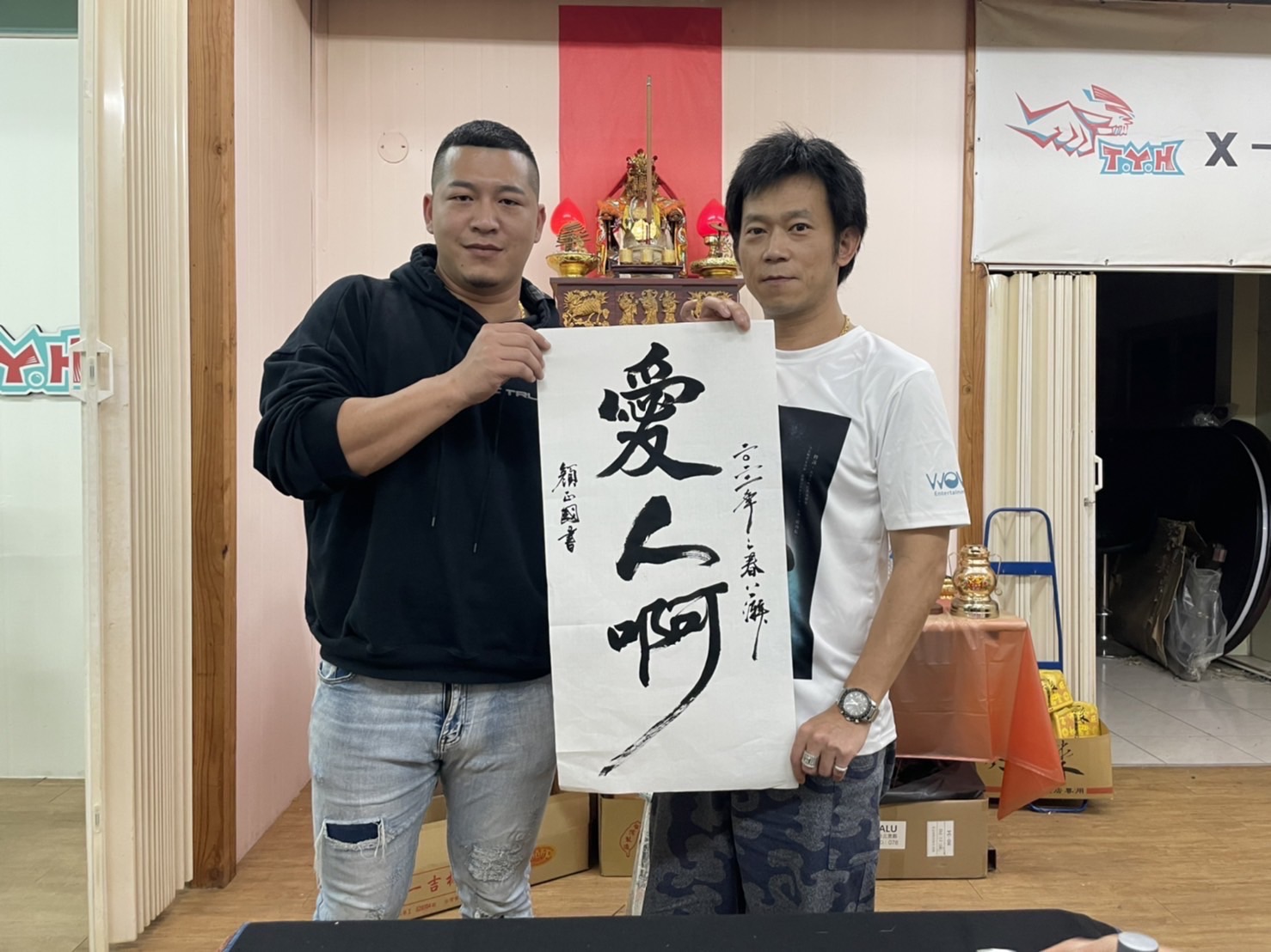 影壇痛失巨星 英雄身影不再!《好小子》顏正國瀟灑轉身劃句點! | 索引新聞 INDEX News 草爺發行單曲「愛人啊」顏正國親筆贈字祝福。(記者/司徒 攝)