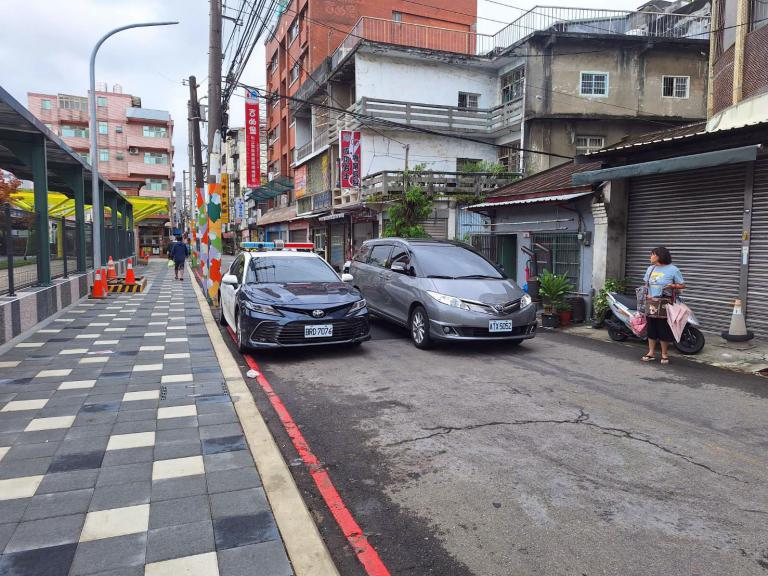 桃市警車紅線違停擋巷口險象環生惹議 民眾批帶頭違法、形象受損 桃市警車紅線違停擋巷口險象環生惹議 民眾批帶頭違法、形象受損