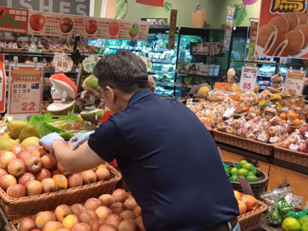 年齡不是句點 文山據點陪伴長者展開第二人生 專注整理架上蔬果,讓顧客感受滿滿新鮮感。(圖/文山銀髮人才服務據點 提供)