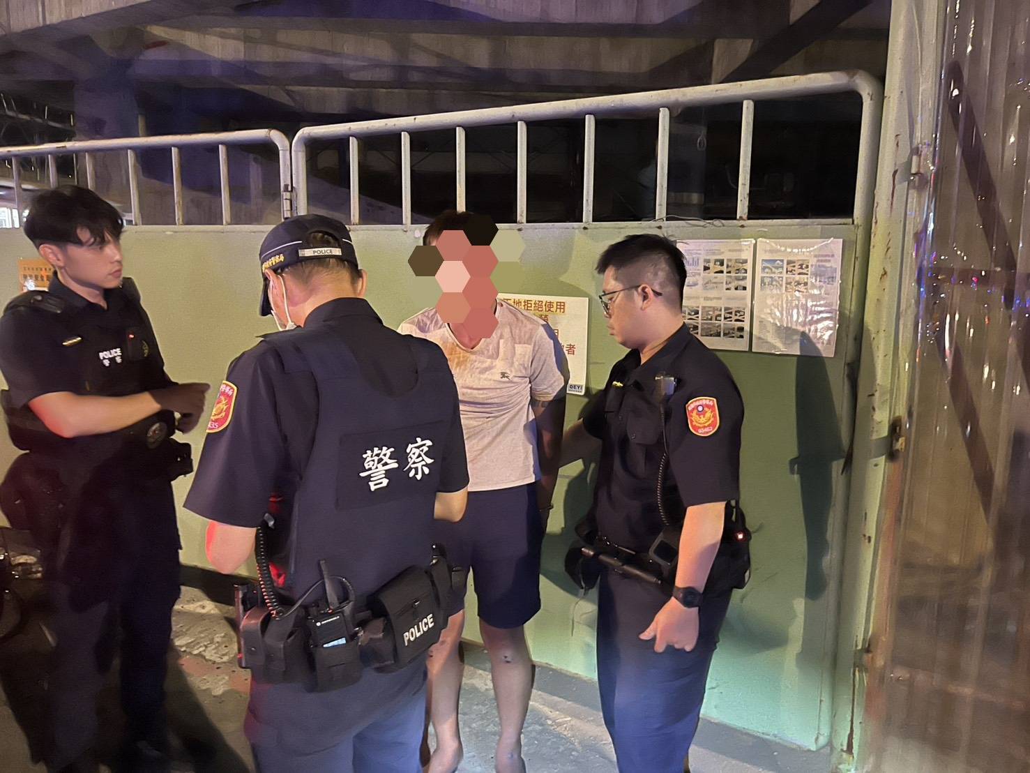 瘋狂駕駛拒檢狂飆 警開5槍擊爆胎包夾破窗逮人 | 索引新聞 INDEX News 駕駛黃男共涉及闖紅燈8次、逆向9次、蛇行及無照駕駛等違規行為,罰鍰金額最高可達14萬元。(記者翻攝)