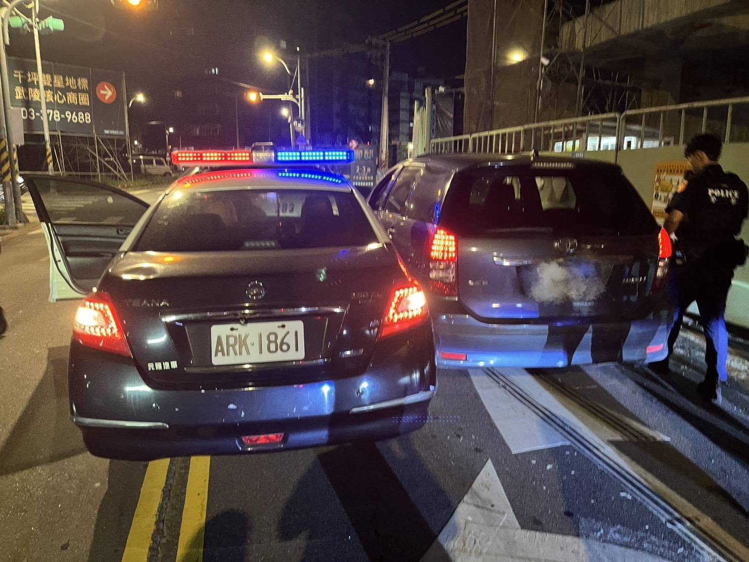 瘋狂駕駛拒檢狂飆 警開5槍擊爆胎包夾破窗逮人 | 索引新聞 INDEX News 警方巡邏發現一輛自小客車違規拒檢逃逸、衝撞警車,立刻通報警網,最終開5槍制伏嫌犯。(記者翻攝)