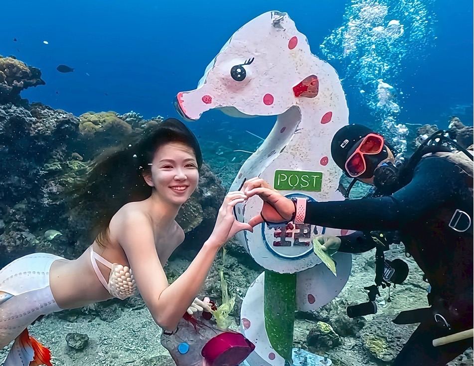 中秋最浪漫的環保行動!鄭婷怡化身美人魚再次領航《來自海底的一封信》 | 索引新聞 INDEX News 國家海洋大使暨選美冠軍鄭婷怡即將舉辦2025年海洋永續企劃《來自海底的一封信》。(圖/鄭婷怡 提供)