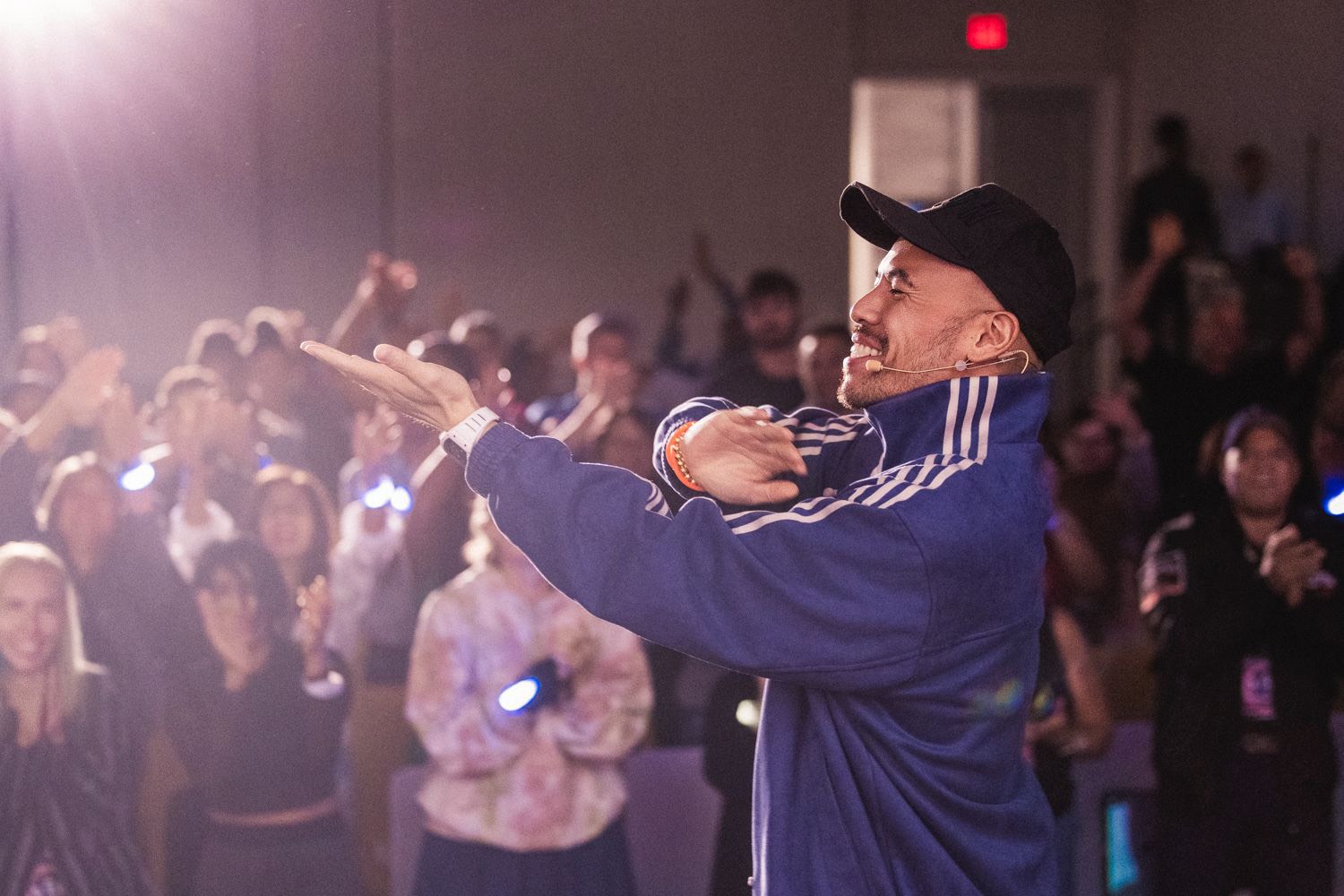 阿卡莎納 赴美開課獲國際唱片公司經紀邀約將成為國際歌手身份 | 索引新聞 INDEX News 阿卡莎納近期在洛杉磯的“顯化奇蹟”課程,有來⾃世界各地的追隨者專程飛來只為與他共同⾒證這份歷史性的感動。(圖/阿卡莎納 提供)