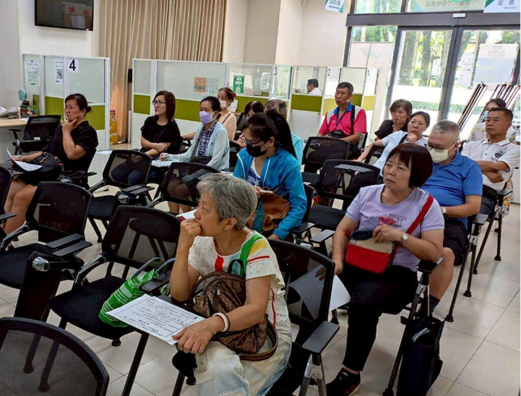 把人生翻到下一頁 南港銀髮據點打造熟齡職涯新方向 民眾專注聆聽企業簡介。(圖/南港銀髮人才服務據點 提供)