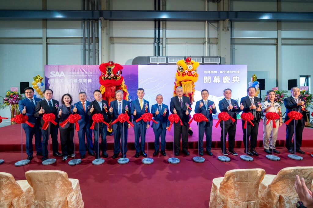 迅得總部落成 擴充產能迎向先進製程時代 | 索引新聞 INDEX News 迅得新總部暨新廠啟用揭幕儀式,(圖左起)迅得機械營運長黃發保、機械公會理事長莊大立、桃園市政府副秘書長賴淑華、迅得機械董事簡榮坤、立法委員魯明哲、臻鼎科技集團董事長沈慶芳、全國創新創業總會總會長邱銘乾、迅得機械董事長王年清、欣興電子執行總經理馬光華、意德士科技董事長闕聖哲、景碩科技執行長兼總經理陳河旭、日月光半導體 資深副總李政傑、晨禎營造總經理王水樹、鍾岳廷建築師事務所鍾岳廷。(圖/迅得機械提供)