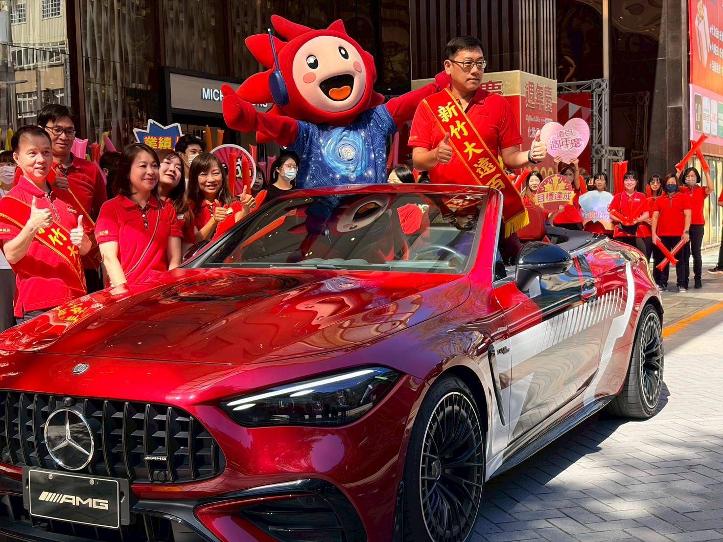 新竹大遠百慶週年大造勢 太陽寶寶乘坐百萬賓士超跑登場 | 索引新聞 INDEX News 新竹大遠百週年慶熱鬧造勢,太陽寶寶乘坐百萬賓士超跑登場。(圖/記者黃溎芬翻攝)