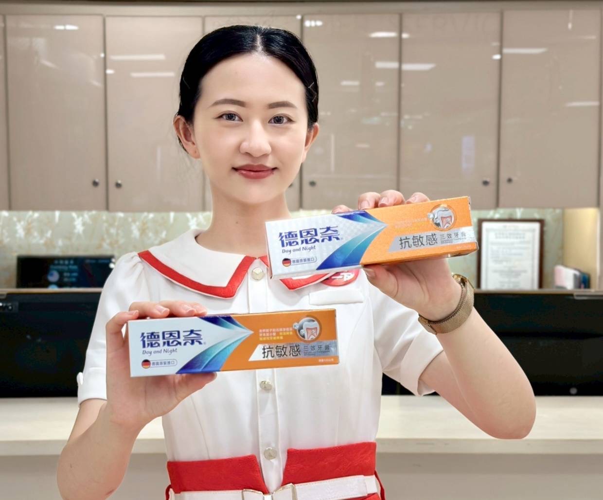 新竹大遠百慶週年大造勢 太陽寶寶乘坐百萬賓士超跑登場 | 索引新聞 INDEX News 新竹遠百拼週年慶16日起連四天,開門好禮--抗敏感牙膏排隊每天限量100支。(圖/記者黃溎芬翻攝)