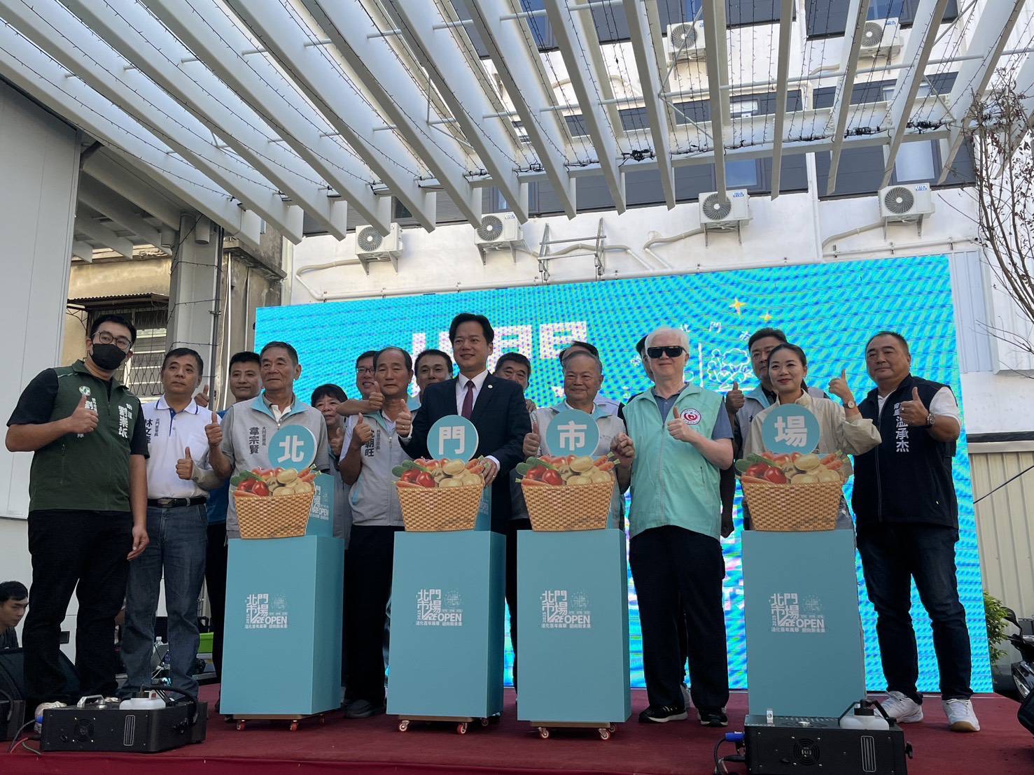 北門市場嶄新亮相開幕 老市場變身新竹市購物新天地 | 索引新聞 INDEX News 北門市場開幕大合照。(圖/記者黃溎芬翻攝)